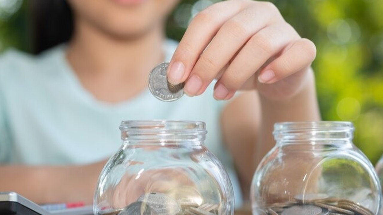 Mengatur gaji pas-pasan untuk hidup hemat. (Foto: Freepik/jcomp)