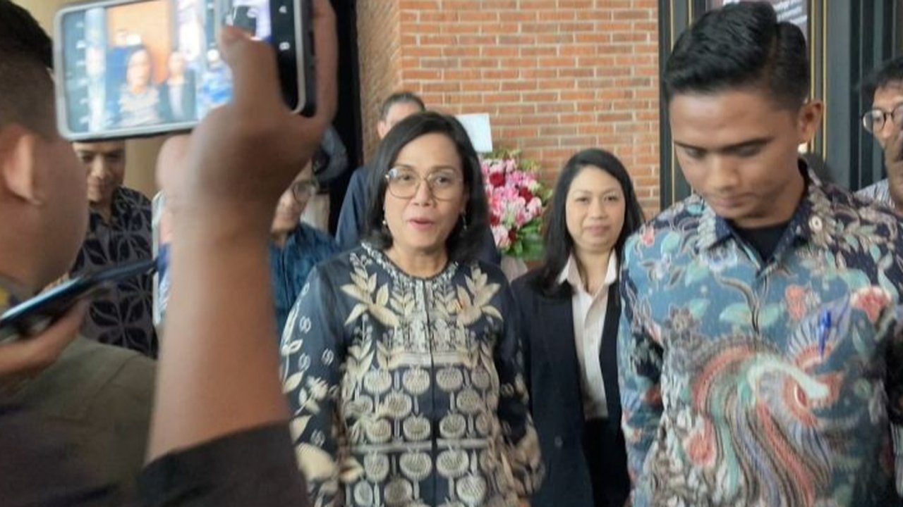 Menteri Keuangan Sri Mulyani memastikan pemerintah telah menyiapkan anggaran untuk gaji ke-13 dan THR ASN 2025, meskipun terdapat rencana efisiensi anggaran pemerintah.