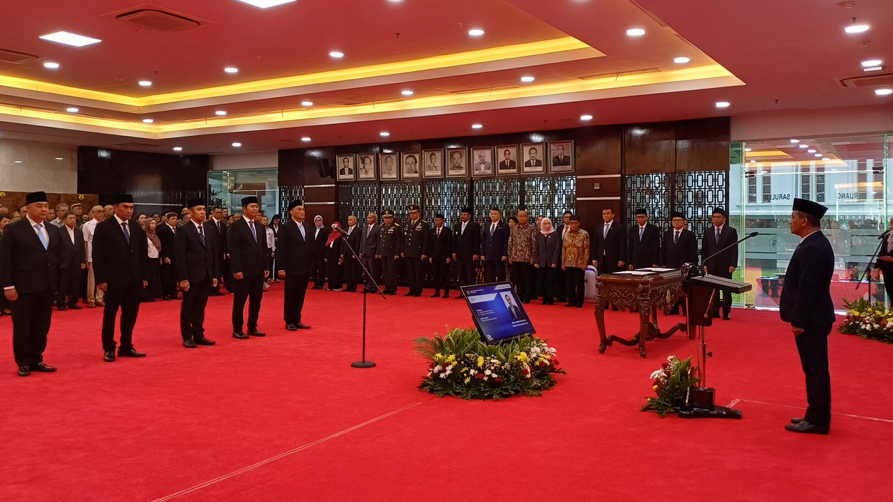 Menteri Energi dan Sumber Daya Mineral (ESDM) Bahlil Lahadalia melantik Achmad Muchtasyar sebagai Direktur Jenderal Minyak dan Gas Bumi
