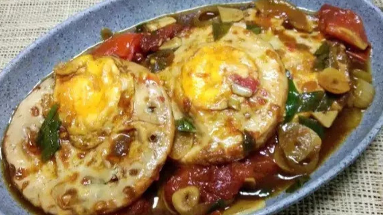 Ilustrasi telur ceplok disajikan dengan nasi hangat.