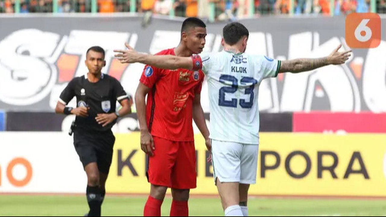 Pemain Persija Jakarta, Muhammad Ferarri (tengah) bersitegang dengan pemain Persib Bandung, Marc Klok pada laga pekan ke-11 BRI Liga 1 2023/2024 di Stadion Patriot Candrabhaga, Bekasi, Sab