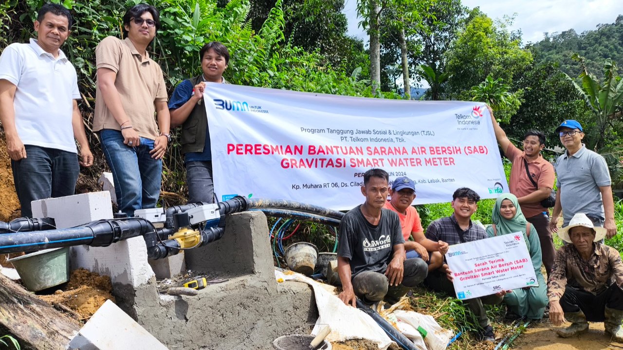 Telkom bagikan air bersih