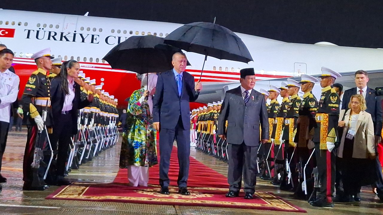 Momen Prabowo Hujan-hujanan Sampai Dipayungi Erdogan