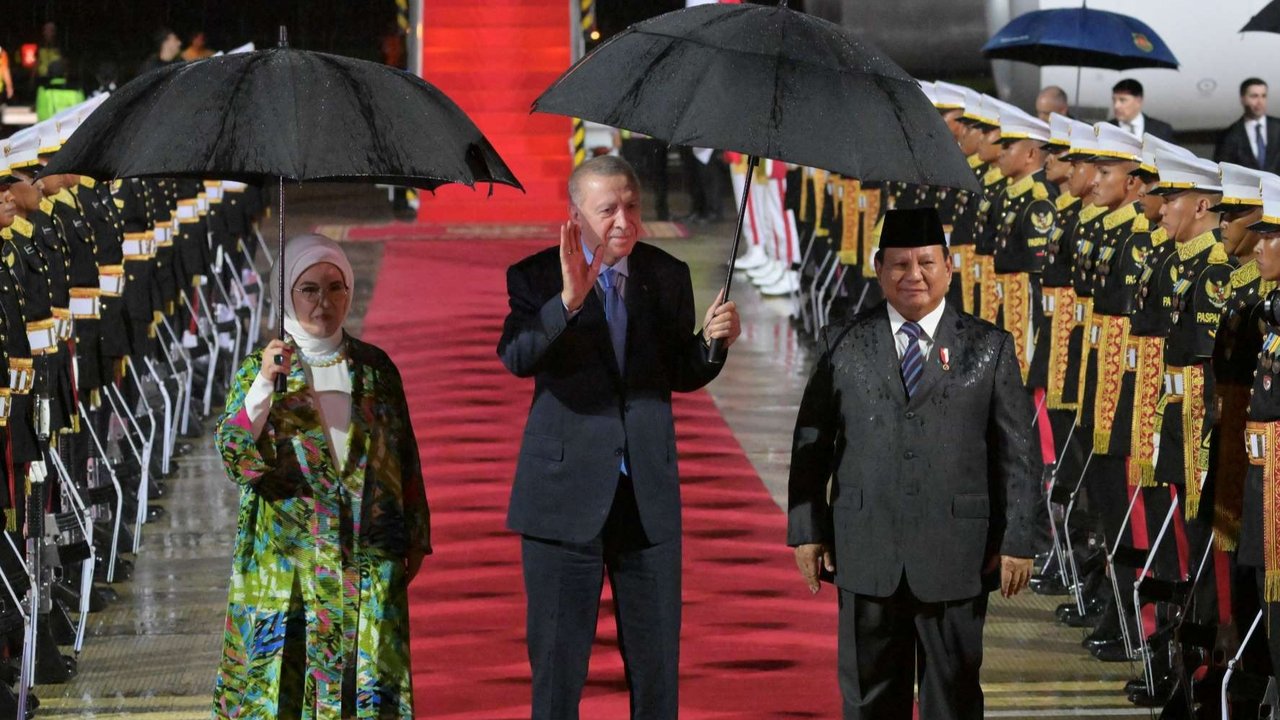 Presiden Prabowo Subianto (kanan) menyambut kedatangan Presiden Turki Recep Tayyip Erdogan (tengah) dan istrinya Emine Erdogan saat mereka tiba di Lanud Halim Perdanakusuma, Jakarta, Rabu (11/2/2025).