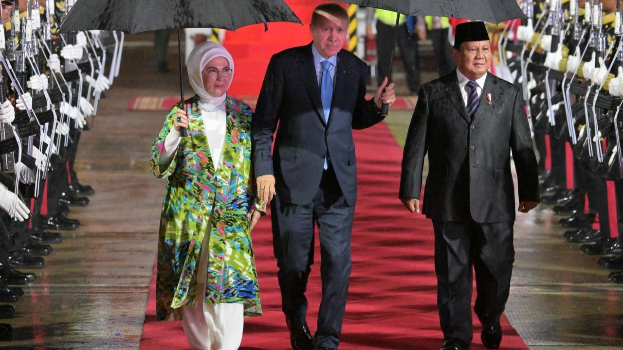 Presiden Prabowo Subianto (kanan) menyambut kedatangan Presiden Turki Recep Tayyip Erdogan (tengah) dan istrinya Emine Erdogan saat mereka tiba di Lanud Halim Perdanakusuma, Jakarta, Rabu (11/2/2025).