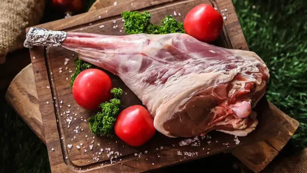 Mitos seputar daging kambing membuat sebagian orang enggan untuk mengkonsumsinya. (Foto: Freepik/stockking)