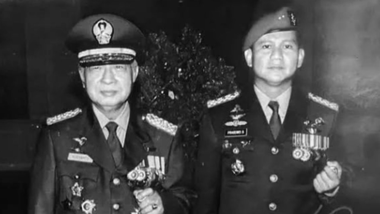 Potret Lawas Presiden Soeharto Mendapat Pangkat Jenderal Besar Bintang 5
