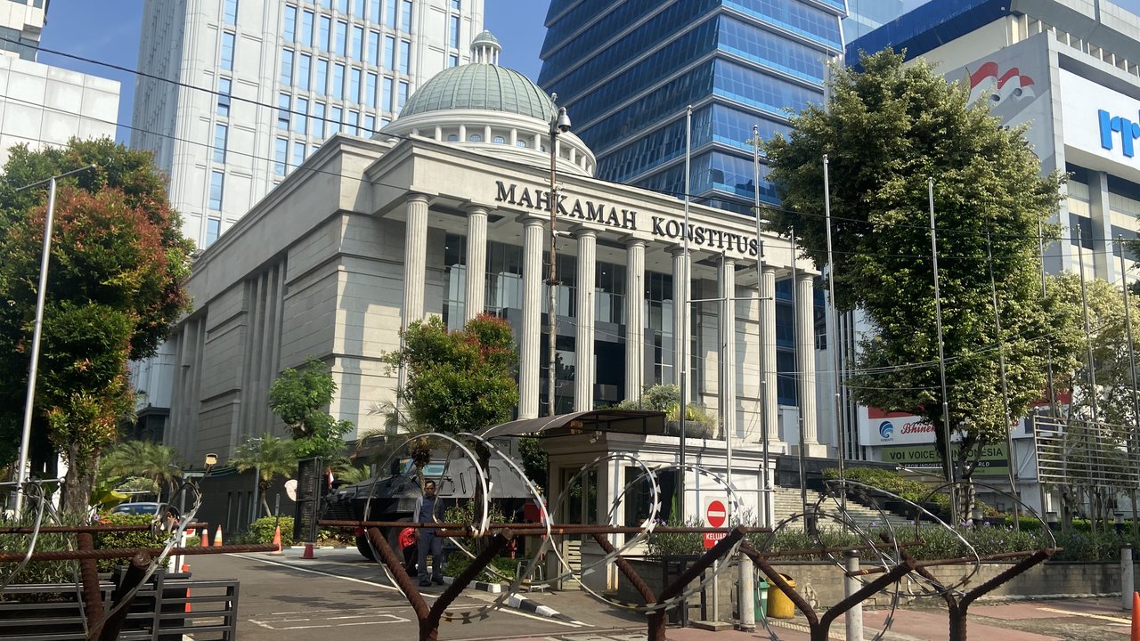 Gedung Mahkamah Konstitusi (MK) dipasangi tembok beton dan kawat berduri menjelang sidang perdana Perselisihan Hasil Pemilihan Umum (PHPU) Pilpres 2024 besok, Rabu, (26/3/2024). (Radityo).