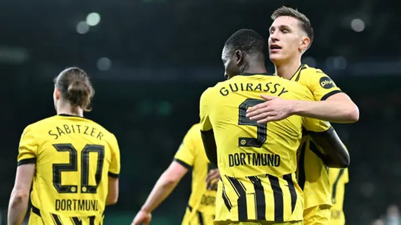 Pemain Real Madrid merayakan gol penentu kemenangan yang dicetak Jude Bellingham ke gawang Man City dalam leg pertama play-off 16 besar Liga Champions di Etihad Stadium, Rabu (12/2/2025) dini