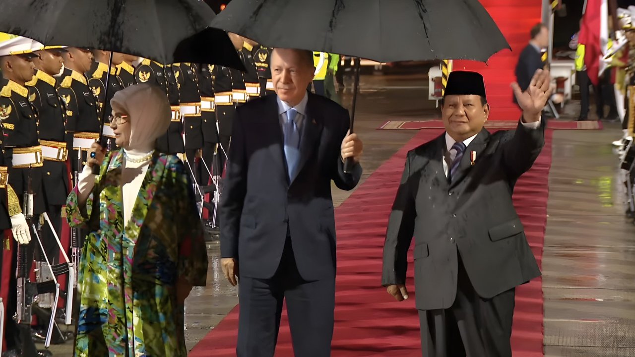 Paspampres Berhenti Payungi Prabowo usai Mayor Teddy Diduga Ucapkan Sesuatu