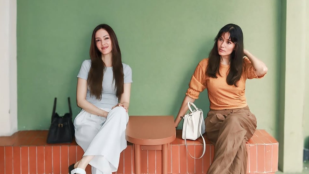 Potret Duo Cantik Cathy Sharon dan Titi Radjo Padmaja, Kompak dengan Gaya yang Berbeda