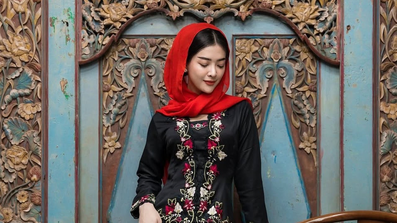 Model Kebaya Modern ala Dara Sarasvati (credit: instagram/darasarasvaati)