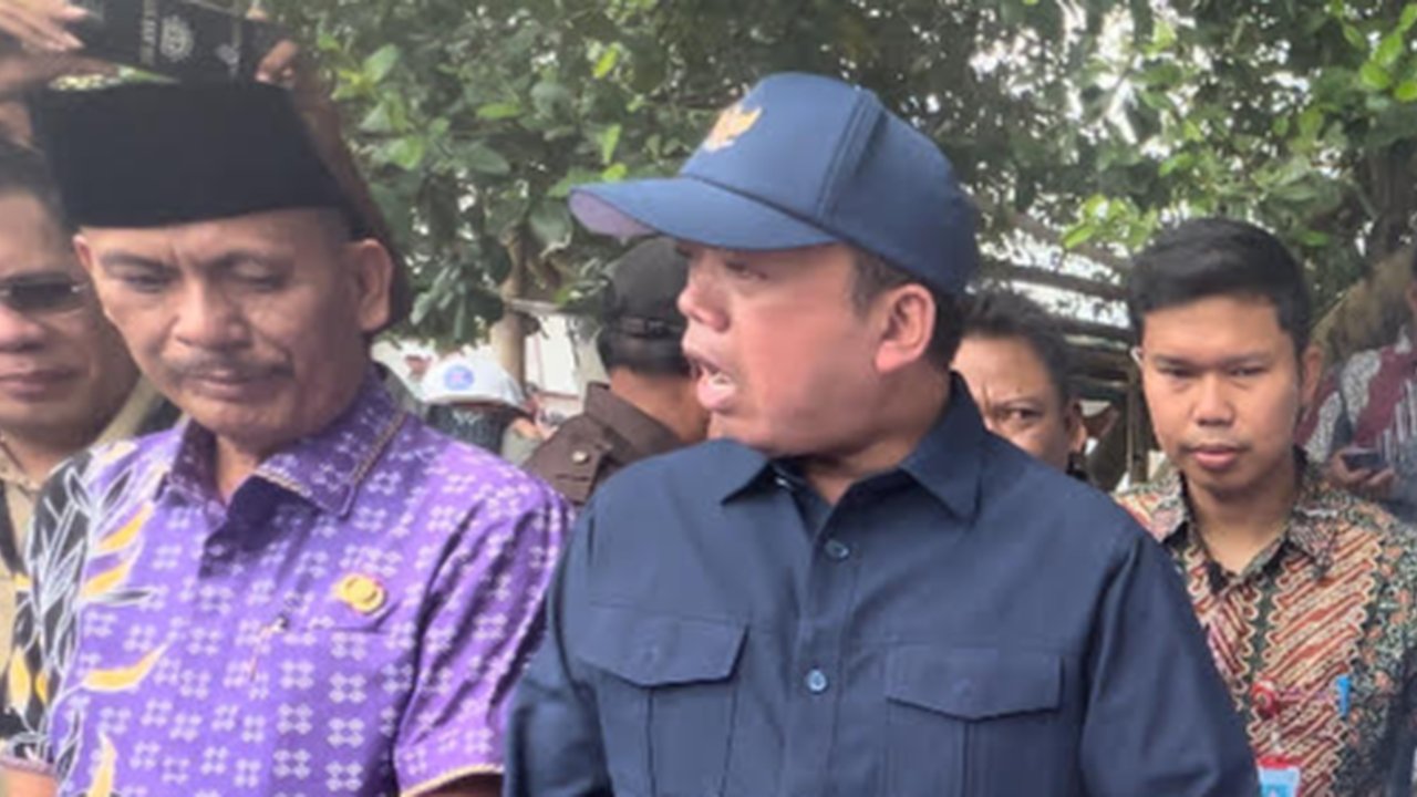 Masyarakat Anti-Korupsi (MAKI) dan LBH Muhammadiyah mendesak pencekalan Kades Kohod, Arsin, atas dugaan pemalsuan girik tanah dan pencucian uang di Kabupaten Tangerang, berdasarkan temuan indikasi kuat keterlibatannya dalam kasus tersebut.