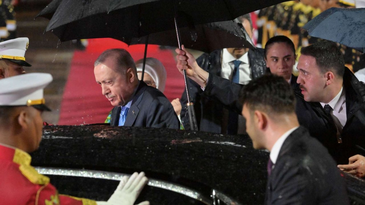 Presiden Prabowo Subianto menyambut Presiden Turki Recep Tayyip Erdogan di Jakarta, berbagi payung di tengah hujan deras, menandai dimulainya kunjungan kenegaraan yang akan membahas kerja sama bilateral.