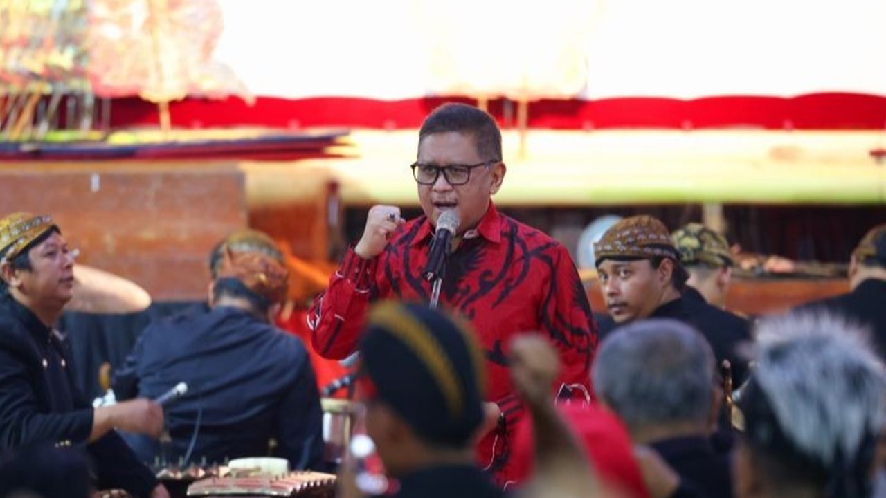 Sekjen PDIP, Hasto Kristiyanto, menjelaskan bahwa pagelaran wayang 'Wisanggeni Lahir' merefleksikan perjalanan dan nilai-nilai kebatinan partai, khususnya terkait keadilan, kesetiaan, dan pentingnya introspeksi diri.