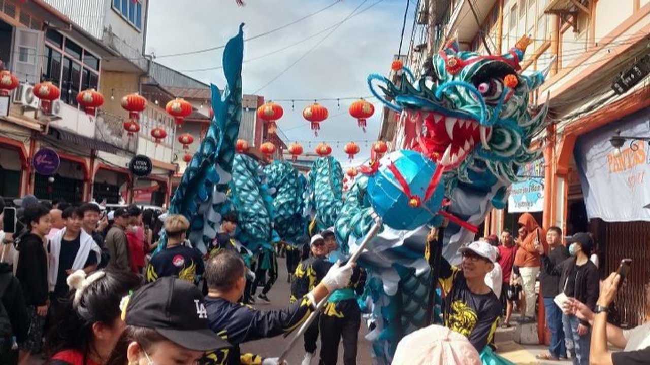 Festival Cap Go Meh Singkawang 2025 menargetkan kunjungan 50 ribu wisatawan mancanegara dan 600 ribu wisatawan domestik, didukung aksesibilitas yang lebih baik dan promosi gencar.