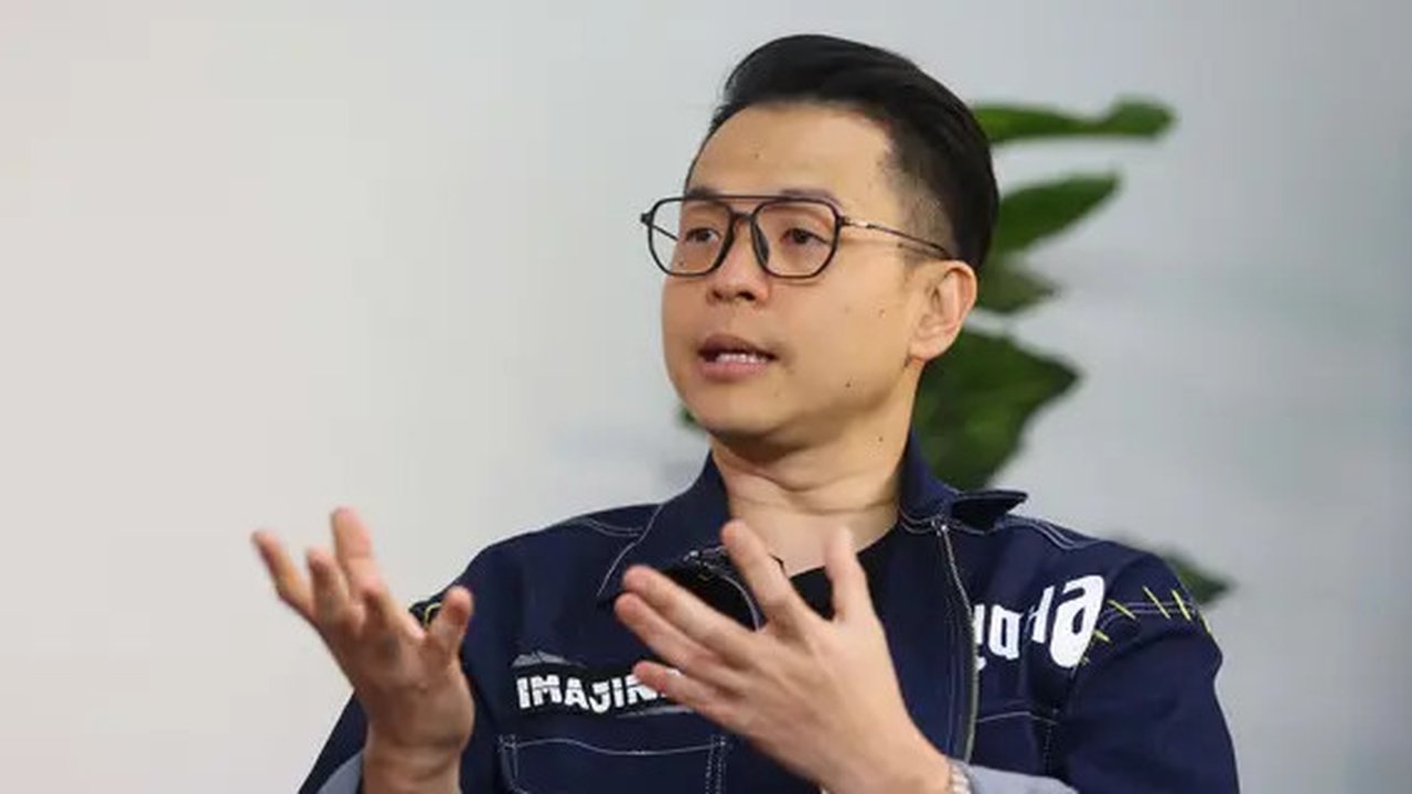 Aktor, sutradara, penulis dan produser dari Imajinari, Ernest Prakasa. (Liputan6.com/Angga Yuniar)