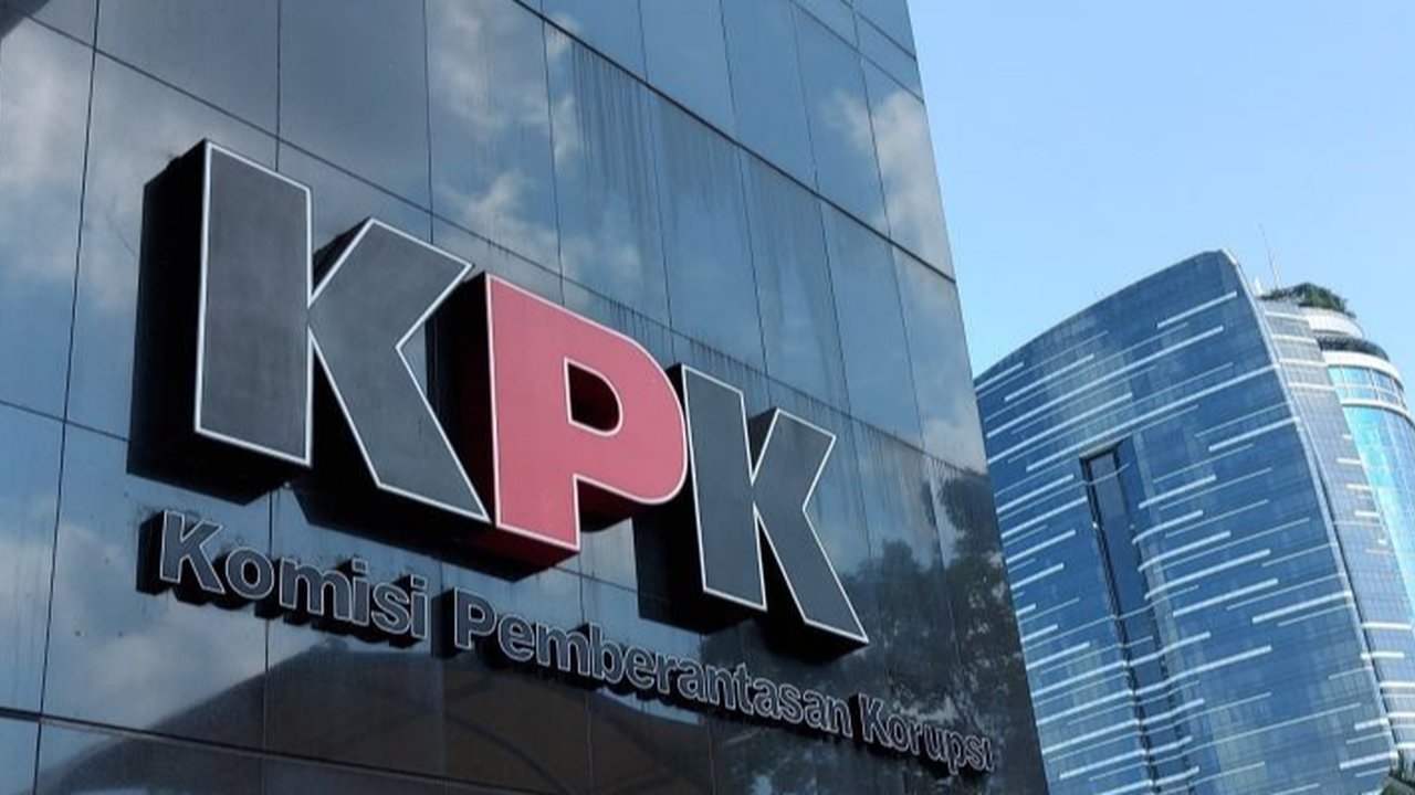 Petugas dari kepolisian melintas di sekitar Gedung Merah Putih KPK, Jakarta, Selasa (1/6/2021). Pengamanan gedung KPK dan sekitarnya diperketat terkait upacara pelantikan pegawai KPK menjadi Aparatur Sipil Negara. (Liputan6.com/Helmi Fithriansyah)