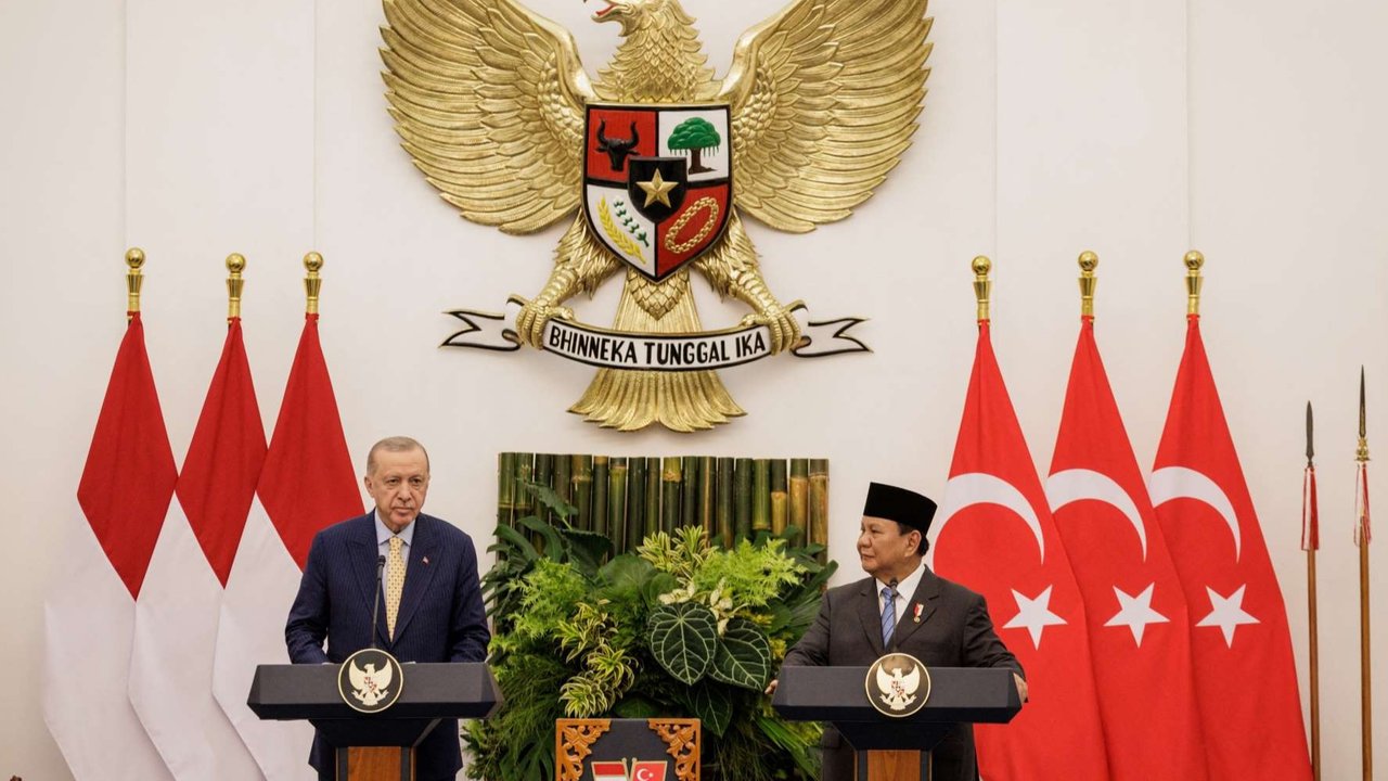 Presiden Turki Recep Tayyip Erdogan melakukan kunjungan kenegaraan ke Istana Bogor, bertemu Presiden Prabowo Subianto, dan membahas peningkatan hubungan diplomatik Indonesia-Turki yang telah berlangsung selama 75 tahun.