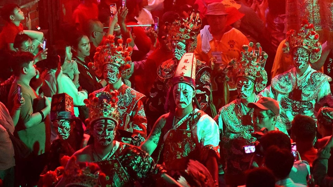 Peserta berparade dalam kegiatan Bogor Street Festival Cap Go Meh 2025 di depan Wihara Dhanagun, Bogor, Rabu (12/2/2025). Perayaan Bogor Street Festival Cap Go Meh 2025 yang dipusatkan di sepanjang Jalan Suryakencana dipadati ribuan warga Kota Bogor dan sekitarnya.