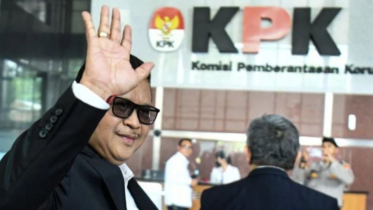 Tim kuasa hukum Hasto Kristiyanto menilai bukti yang diajukan KPK dalam sidang praperadilan kasus dugaan suap Harun Masiku cacat formil, sehingga mempertanyakan keabsahan proses hukum tersebut.