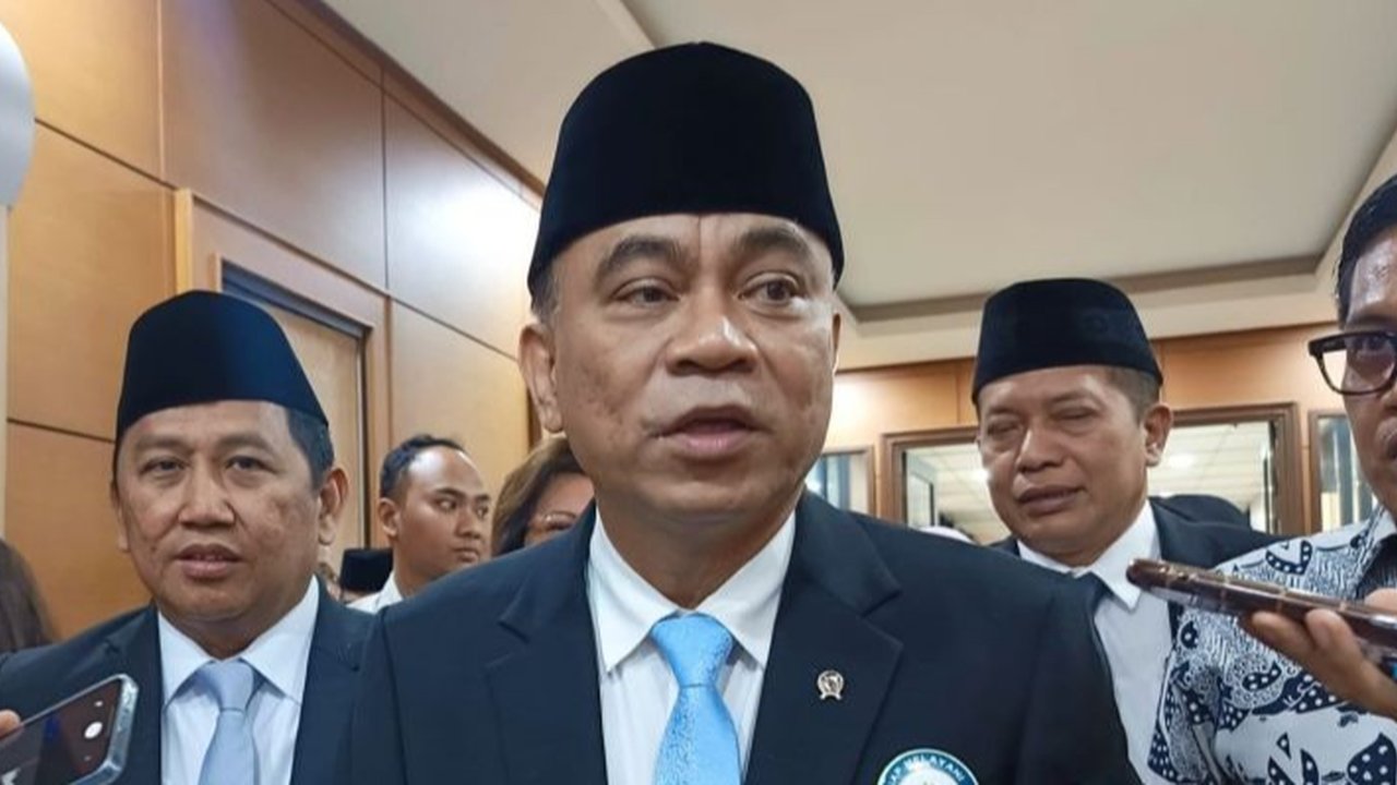 Menteri Koperasi Budi Arie Setiadi mengingatkan masyarakat agar berhati-hati terhadap tawaran investasi koperasi dengan bunga simpanan tinggi, karena berpotensi penipuan.