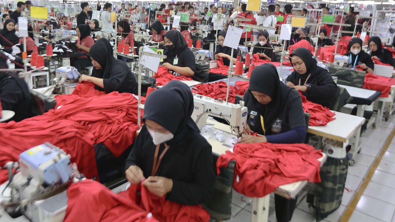 Pekerja menyelesaikan pembuatan jersey Timnas Indonesia di sebuah pabrik yang berada di Bandung, Jawa Barat, Rabu (12/2/2025).