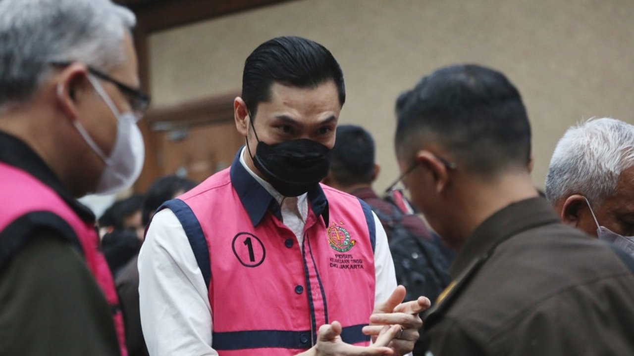 Sementara itu Harvey Moeis mengaku sudah tidak punya uang lagi, bahkan untuk makan pun ia harus meminjam kepada kerabat. Atas kasus korupsinya, Harvey harus membayar denda Rp1 miliar dan juga mengembalikan Rp210 miliar kepada pemerintah.
