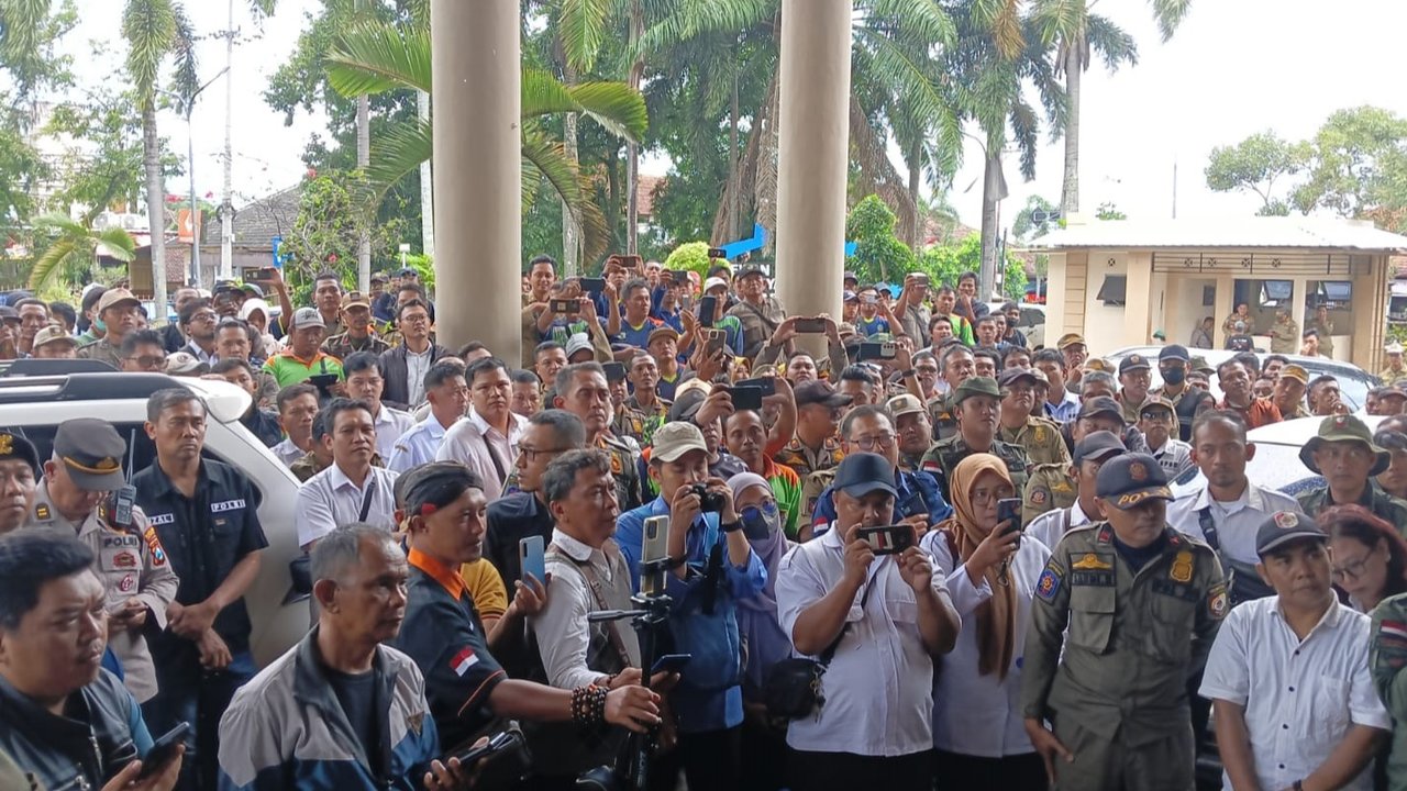 Demo PNS Honorer Jember