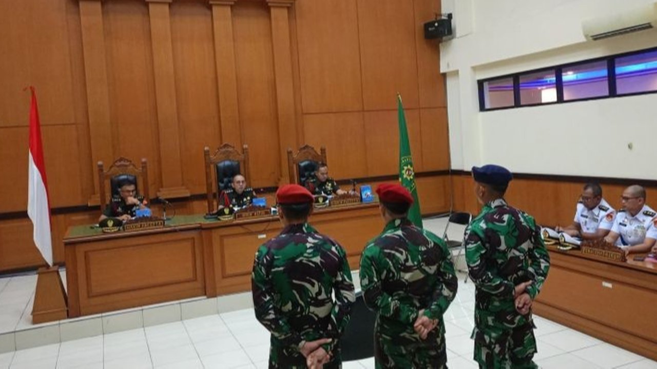 Pengadilan Militer mengungkap peran tiga oknum TNI AL dalam penembakan bos rental mobil di Tol Tangerang-Merak, yang bermula dari transaksi mobil ilegal dan berujung pada perkelahian dan penembakan.