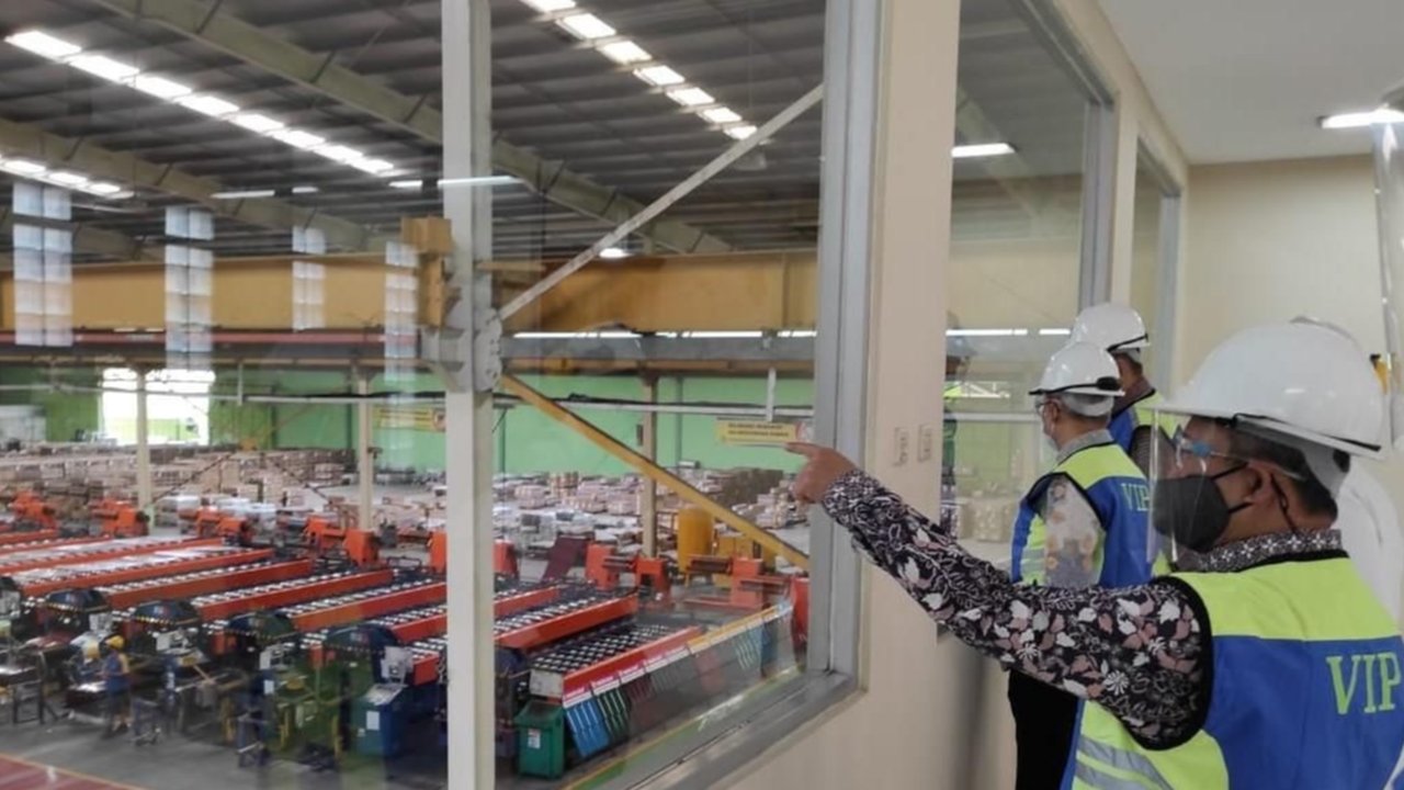 Kepala BPPI Kementerian Perindustrian, Doddy Rahardi meninjau proses produksi PT Tata Metal Lestari di kawasan Industri Delta Silicon, Cikarang. (Dok Kemenperin)