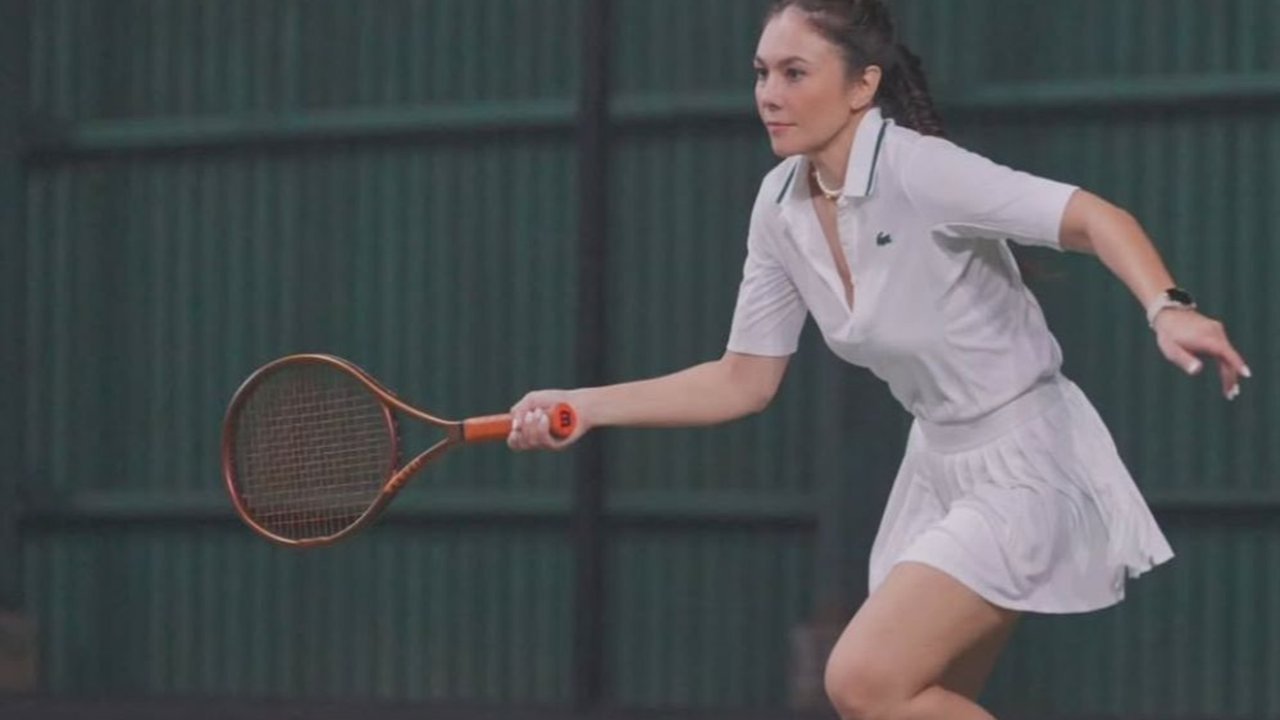 5 Potret Wulan Guritno Main Tenis Rahasia Body Goals yang Bikin Netizen Kagum
