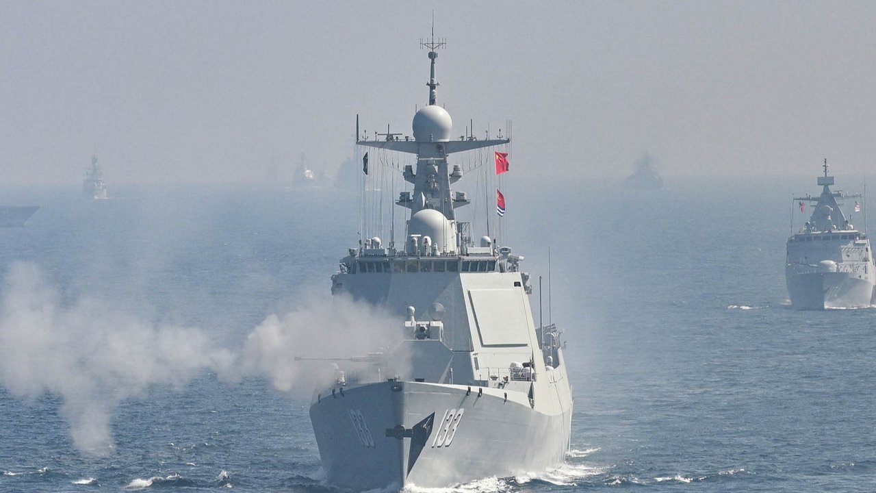 Kapal perang TNI AL KRI Bung Tomo saat latihan angkatan laut multinasional AMAN-25 di Laut Arab . Karachi, Pakistan (10/02/2025).