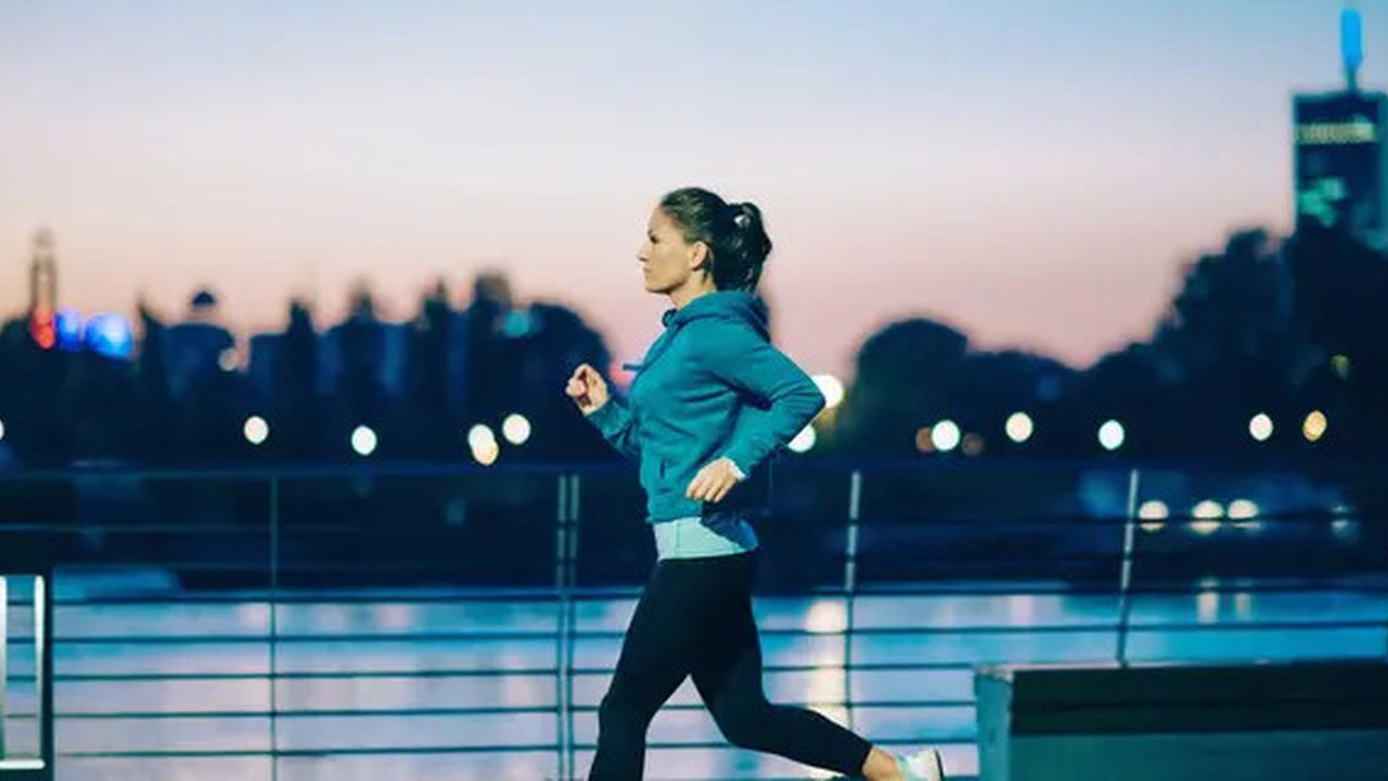 Ilustrasi jogging di malam hari. (c) microgen/Depositphotos.com