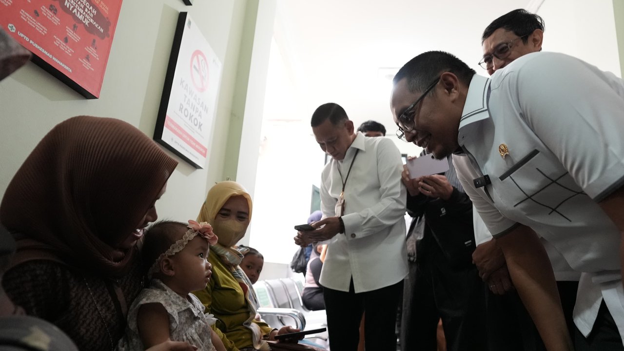 Kepala Komunikasi Kepresidenan Hasan Nasbi saat melakukan kunjungan ke Puskesmas Wanakerta Kecamatan Telukjambe Barat, Kabupaten Karawang.