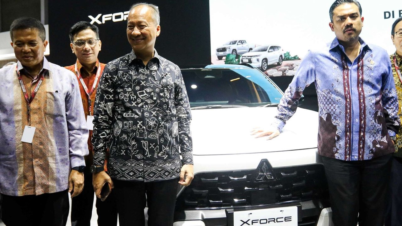 Sujumlah pengunjung melihat koleksi mobil yang dipajang pada salah satu stan di Indonesia International Motor Show (IIMS) 2025 di JIExpo Kemayoran, Jakarta, Kamis (13/2/2025).