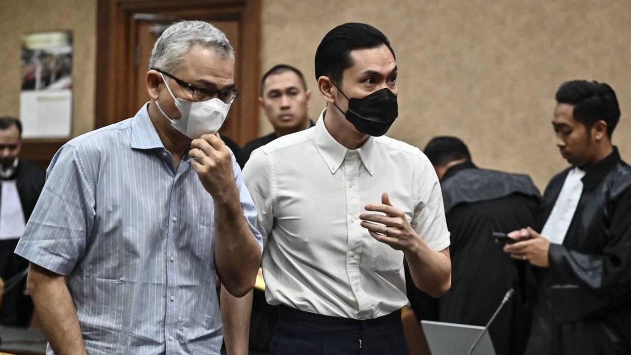 Saat itu, tangan Harvey terlihat diikat dengan borgol, sementara tangan Helena ditutupi dengan kain. (Liputan6.com/Herman Zakharia)