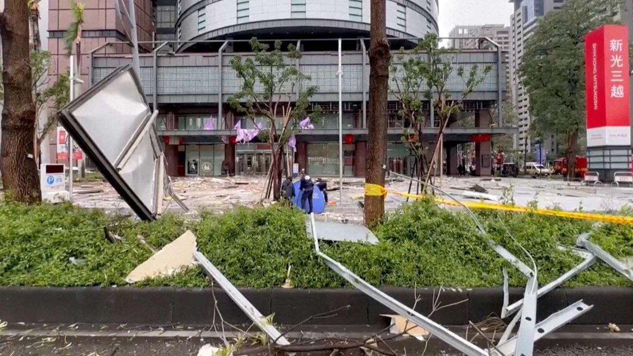 Kondisi kerusakan akibat ledakan gas di pusat perbelanjaan Taichung di Taichung, Taiwan, 13 Februari 2025.