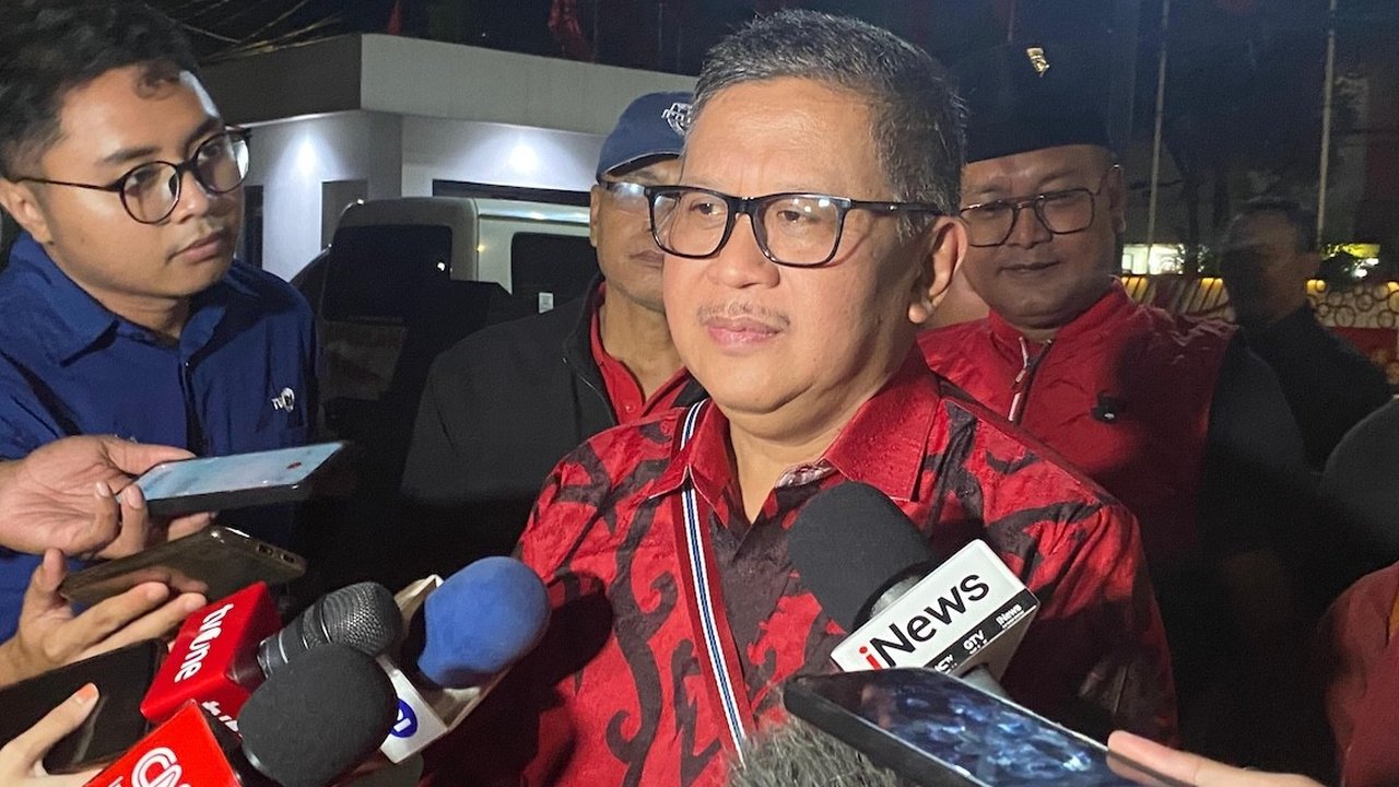 Sekjen PDIP, Hasto Kristiyanto, menjelaskan bahwa pagelaran wayang 'Wisanggeni Lahir' merefleksikan perjalanan dan nilai-nilai kebatinan partai, khususnya terkait keadilan, kesetiaan, dan pentingnya introspeksi diri.