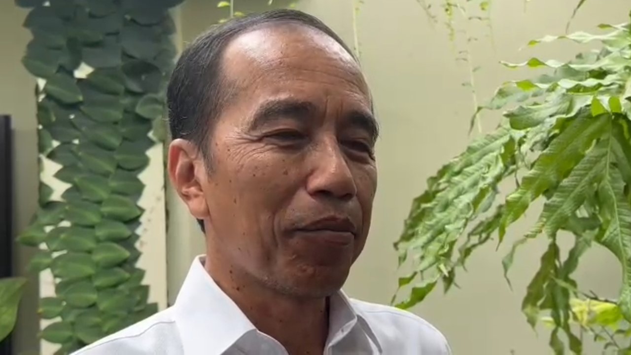 <p>Presiden ke-7 RI Jokowi merespon terkait pernyataan Presiden RI Prabowo Subianto terkait adanya pihak-pihak yang ingin memisahkannya.(Liputan6.com/Fajar Abrori)</p>