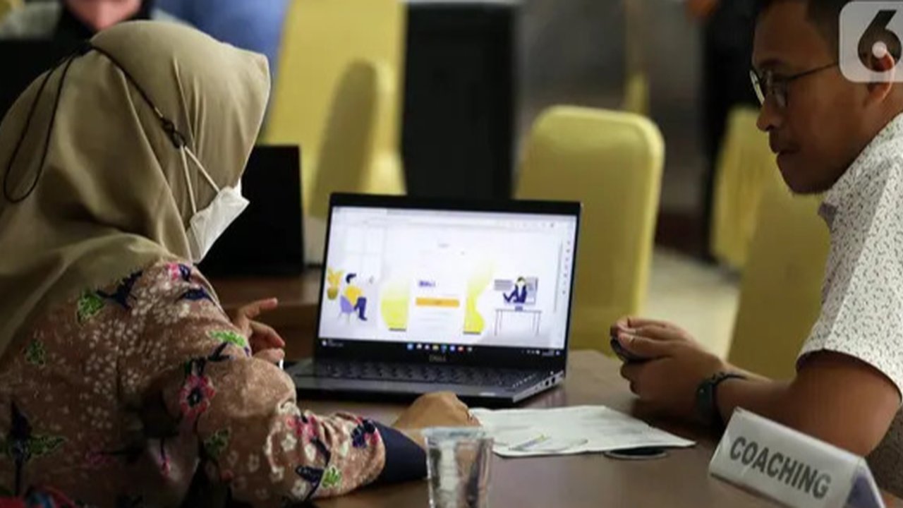 Petugas melayani wajib pajak yang melaporkan SPT Tahunan di KPP Pratama Jakarta Tanah Abang Tiga, Jakarta, Kamis (31/3/2022). Masyarakat yang memiliki NPWP dan penghasilan tetap setiap bulan,