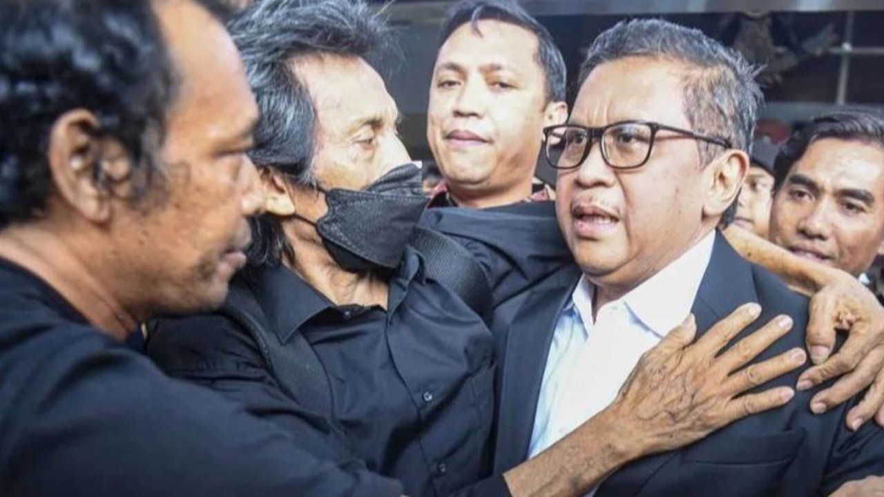 Tim kuasa hukum Hasto Kristiyanto meminta KPK menghadirkan bukti baru dalam sidang praperadilan terkait penetapannya sebagai tersangka kasus Harun Masiku, meragukan keabsahan bukti yang sudah ada.
