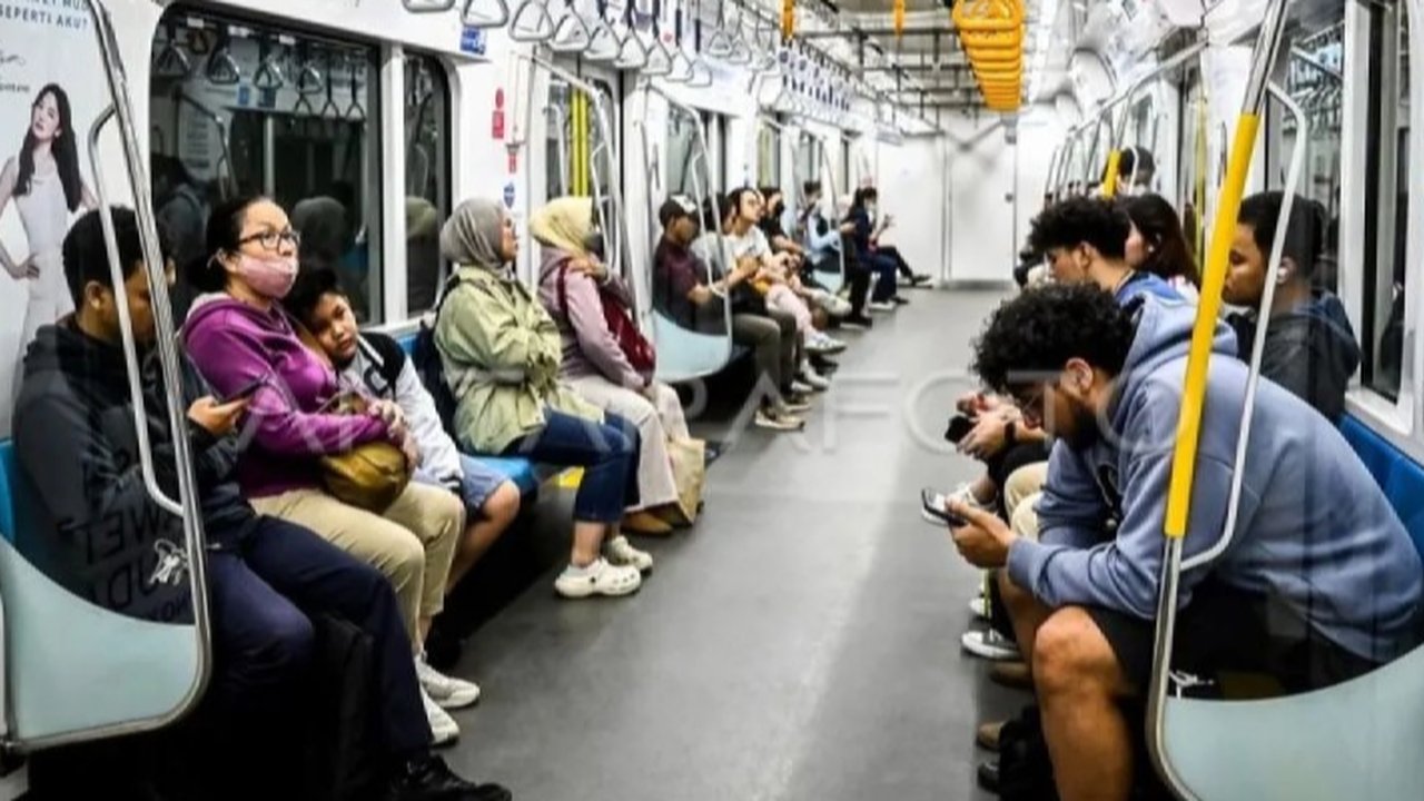 Badan Pusat Statistik DKI Jakarta mencatat peningkatan jumlah penumpang MRT dan LRT Jakarta pada Desember 2024 dibandingkan November 2024, sementara penumpang Transjakarta mengalami penurunan.