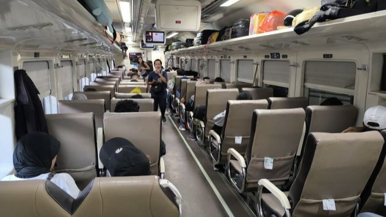 Daop 9 Jember menambah kapasitas tempat duduk kereta api untuk Lebaran 2025 menjadi 8.536 kursi per hari, meningkat 15 persen dari tahun sebelumnya, dengan pemesanan tiket dibuka 45 hari sebelum keberangkatan.
