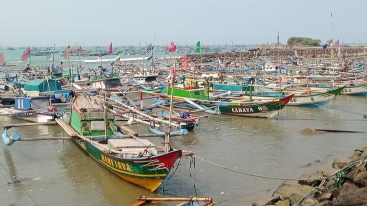 BMKG memperingatkan potensi hujan lebat disertai petir dan angin kencang di lima wilayah Banten, serta gelombang tinggi di Selat Sunda; nelayan dan wisatawan diminta waspada.