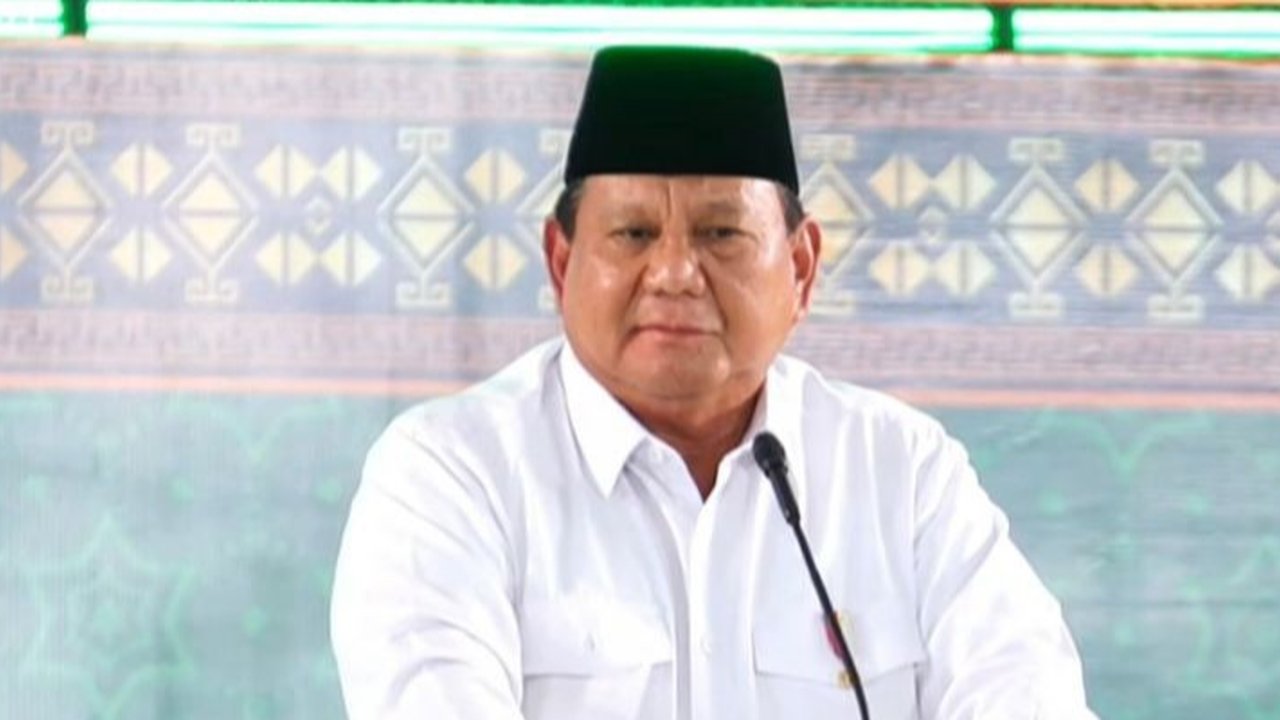 Presiden Prabowo Subianto mengkritik oknum birokrat yang melawan kebijakan efisiensi anggaran dan merasa kebal hukum, menantang mereka untuk berhadapan langsung dengan rakyat.