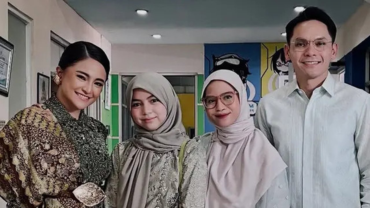 Potret Marshanda dampingi Sienna wisuda kelulusan SD. (sumber: Instagram/marshanda99)