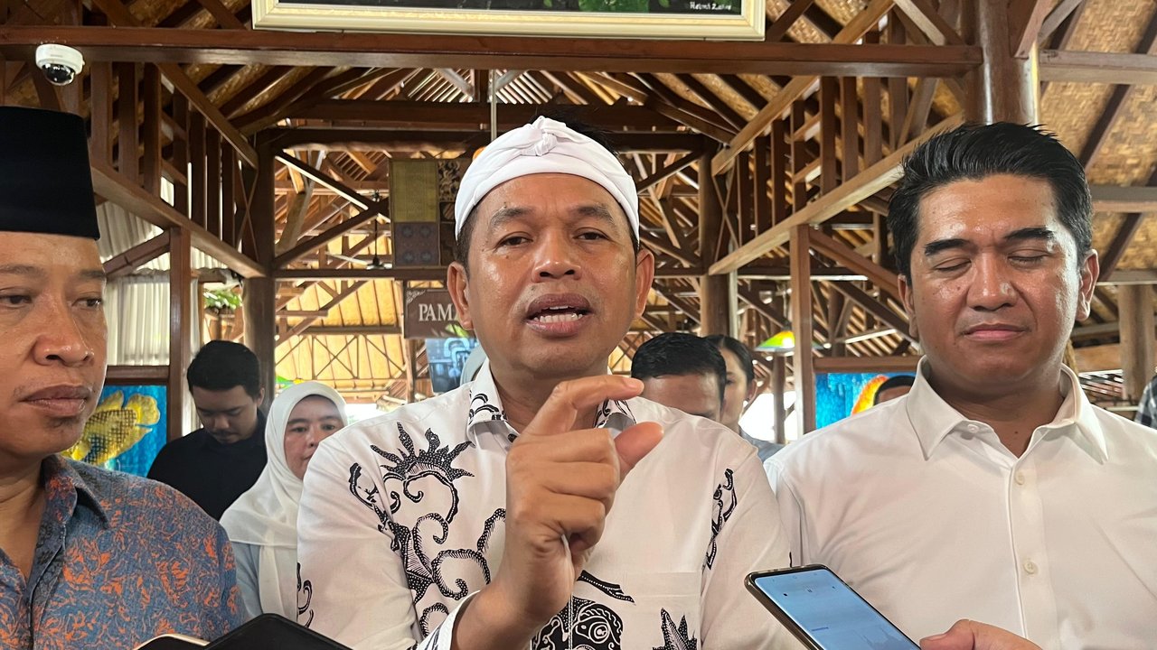 Gubernur Jawa Barat terpilih, Dedi Mulyadi menemui Wali Kota Depok terpilih, Supian Suri di salah satu rumah makan kawasan Universitas Indonesia. (Liputan6.com/Dicky Agung Prihanto)