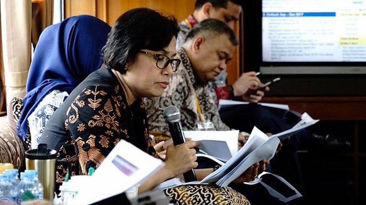 Sri Mulyani memimpin rapat di kereta (foto: Facebook Sri Mulyani)