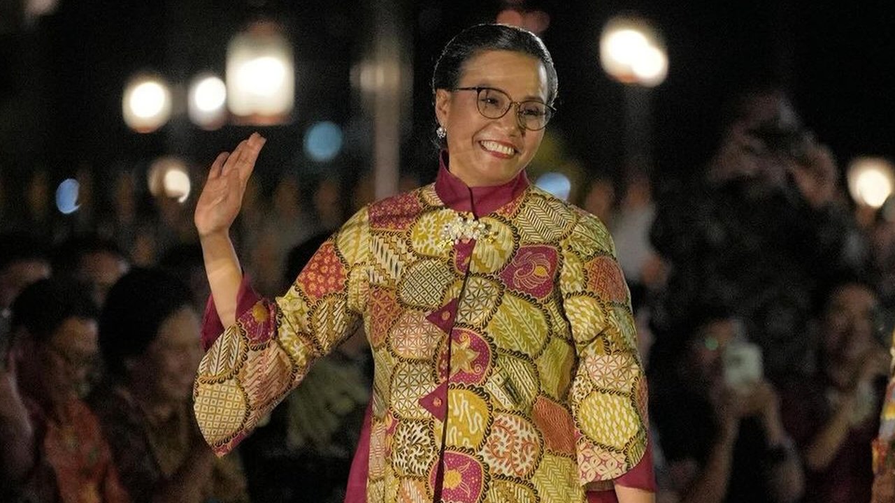 <p>Tangkapan layar instagaram Menteri Keuangan (Menkeu) Sri Mulyani Indrawati saat hadir dalam acara Istana Berbatik. Sri Mulyani menulis bahwa Batik berasal dari Bahasa Jawa, yaitu “amba” yang berarti menulis dan juga kata “titik”. (@smindrawati)</p>